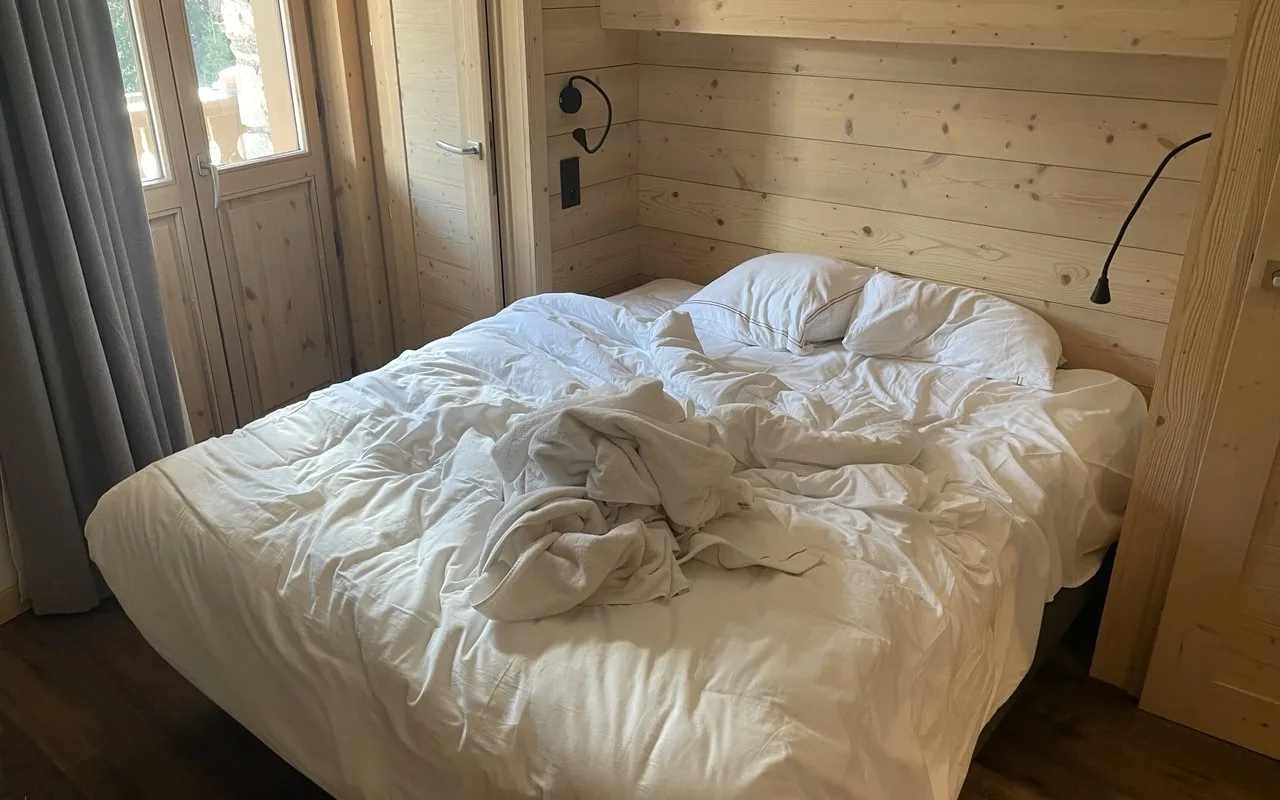 Chambre d’hôtel avant sa remise en état, en Savoie