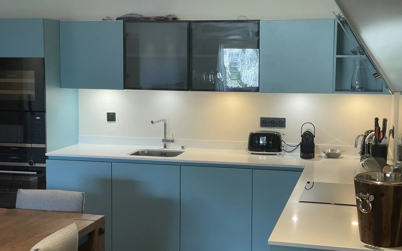 La même cuisine après le passage de l’équipe Hipla Home