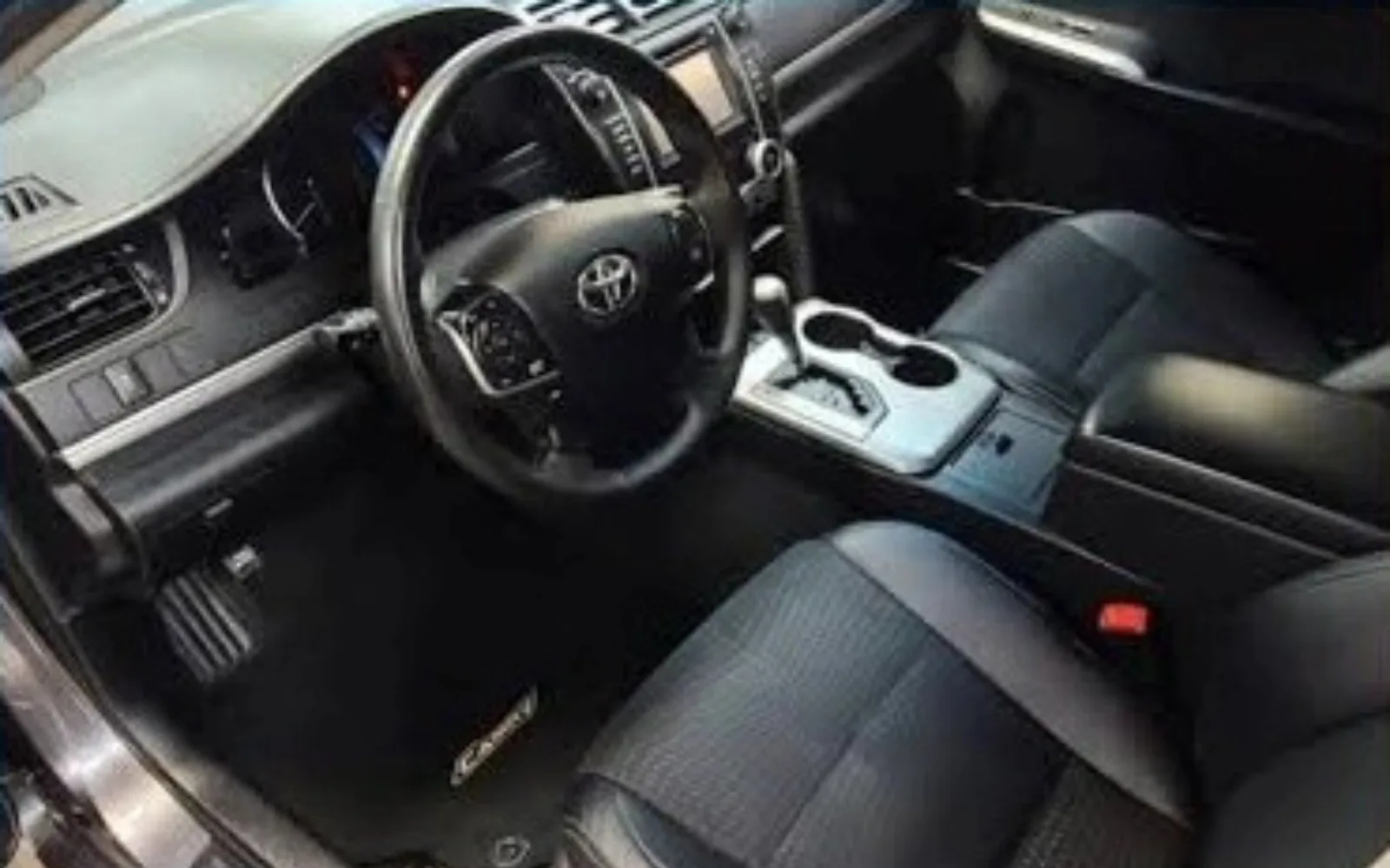 Le même intérieur de voiture après nettoyage par Hipla Detailing