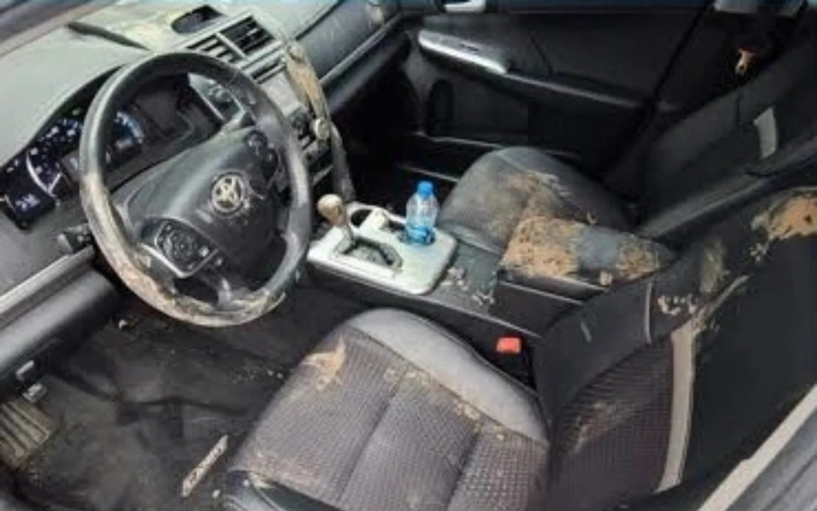 Intérieur de voiture encrassé avant l’intervention, à Chambéry